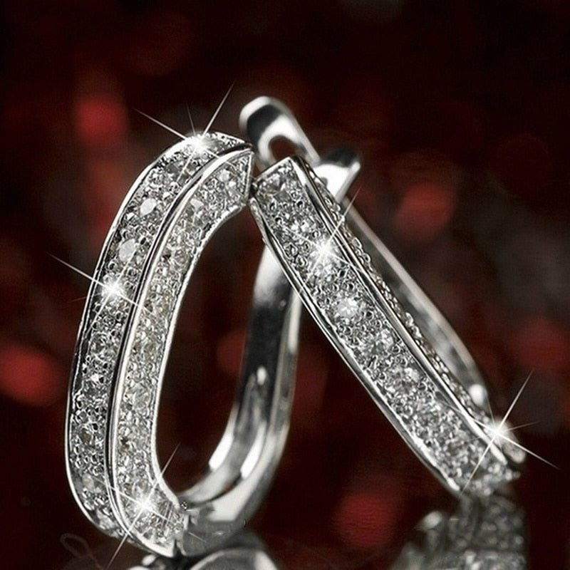 Descubra o EarCuff Brilho Real: a perfeição em Brinco Sem Furo. Um toque Clássico e Elegante para qualquer ocasião. Feito para mulheres modernas, este Brinco Elegante é um Clipe de Orelha que se destaca em qualquer evento. Seja o centro das atenções com sua Joia Brilhante. Ideal para Casamentos e eventos especiais.