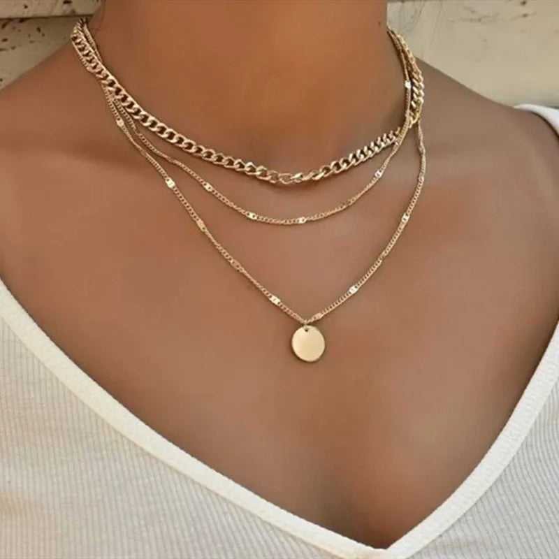 Descubra o Colar Multicamadas Vintage, a perfeita união entre Elegância e Design Atemporal. Feito em Liga de Zinco, este Colar é ideal para qualquer Festa ou ocasião especial. Com Pingente Redondo e Corrente Link, seu look será realçado por este acessório de Moda. A escolha perfeita para quem valoriza detalhes e estilo