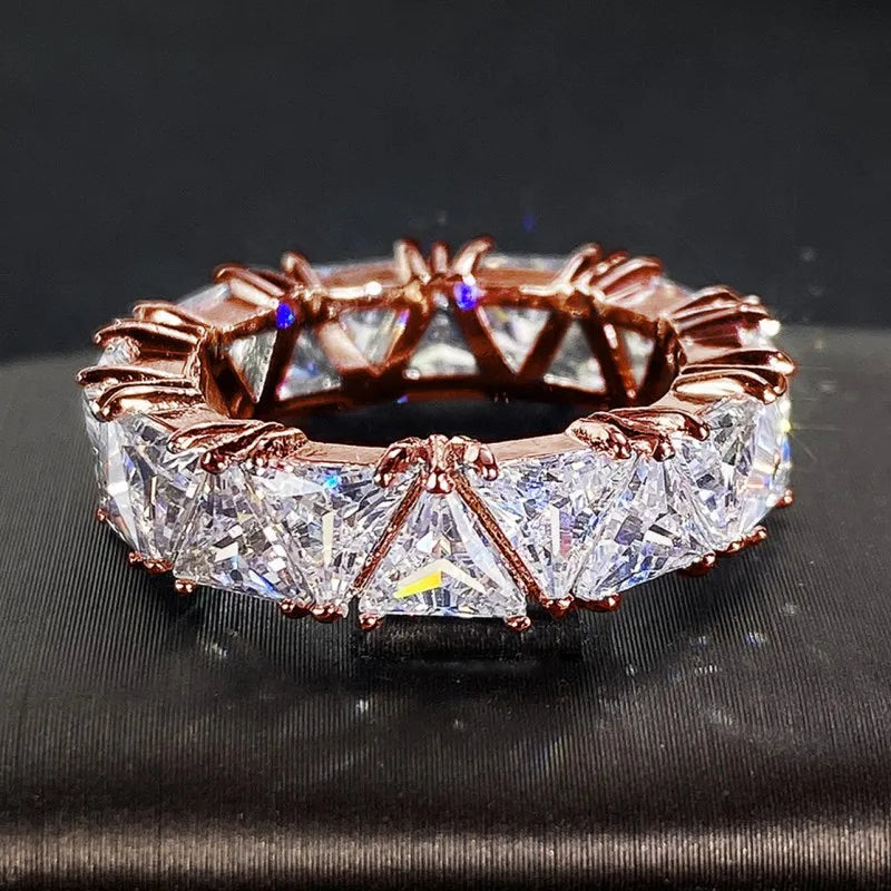 Descubra o Anel Triangular de Zircônia, uma peça de Luxo e Tendência. Feito em Latão durável e Hipoalergênico, é Confortável e Elegante. Brilhe em qualquer ocasião com este Anel Sofisticado, Moderno e Sustentável, perfeito para Presentes e Festas. Ideal para mulheres que buscam estilo e Glamour. Frete Grátis hoje!