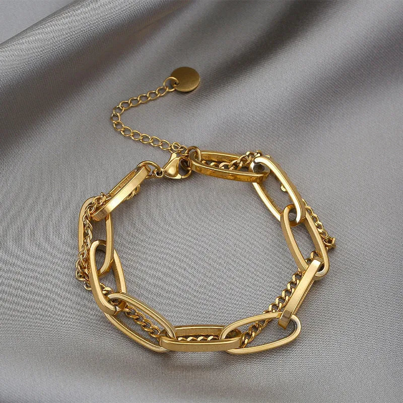 Descubra a pulseira dourada que une o estilo Hiphop e Rock. Feita em liga de zinco com corrente de aço inoxidável, oferece durabilidade sem igual. Seu design moderno e elegante é ideal para qualquer ocasião. Com fecho seguro e tamanho perfeito de 17+5cm, é a escolha certa para quem busca qualidade e estilo.