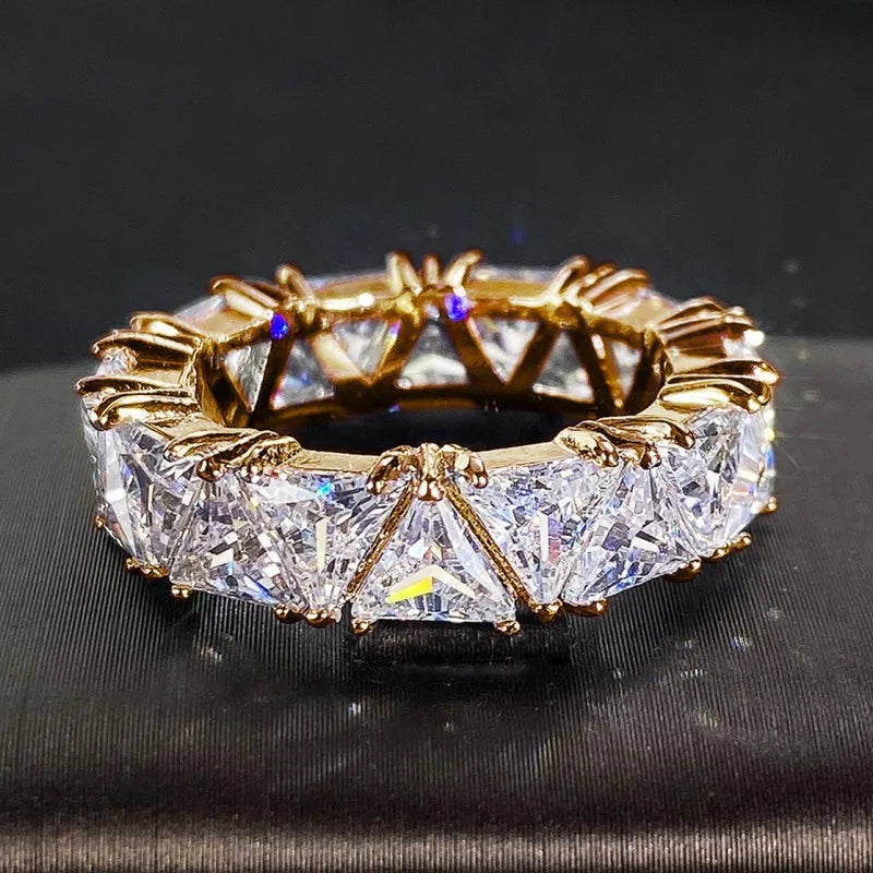 Descubra o Anel Triangular de Zircônia, uma peça de Luxo e Tendência. Feito em Latão durável e Hipoalergênico, é Confortável e Elegante. Brilhe em qualquer ocasião com este Anel Sofisticado, Moderno e Sustentável, perfeito para Presentes e Festas. Ideal para mulheres que buscam estilo e Glamour. Frete Grátis hoje!