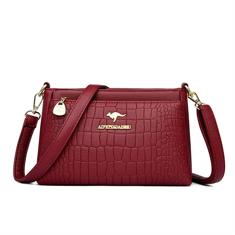 Descubra a sofisticação da Bolsa Luxo Ônix, uma expressão única de Elegância e Versatilidade. Confeccionada em Microfiber de Alta Qualidade, esta bolsa Designer combina o Casual com a Durabilidade. Seja única com a Bolsa Crossbody Ônix da Glamure, uma escolha de Estilo e Alta Qualidade para a mulher moderna.
