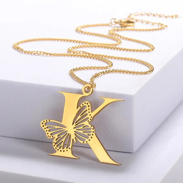Descubra o encanto do Colar Delicado Borboleta Personalizada. Feito em Aço Inoxidável de alta qualidade, este Colar combina Elegância Única com Durabilidade. Adicione um toque de Glamure ao seu estilo com este Acessório Único, perfeito para mulheres que buscam Charme Exclusivo. Personalize-o com sua Inicial.