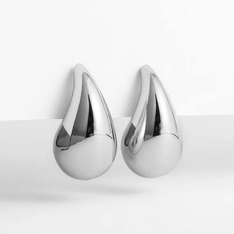 Descubra os Brincos Elegance, perfeitos para adicionar Luxo e Elegância ao seu look. Com design Gota Dourado, esses brincos são ideais para qualquer Festa ou evento Fashion. Estilo único, que combina Glamour e Modernidade, ideal para a mulher Charmosa. Brincos Elegance: a escolha certa para um visual de destaque.