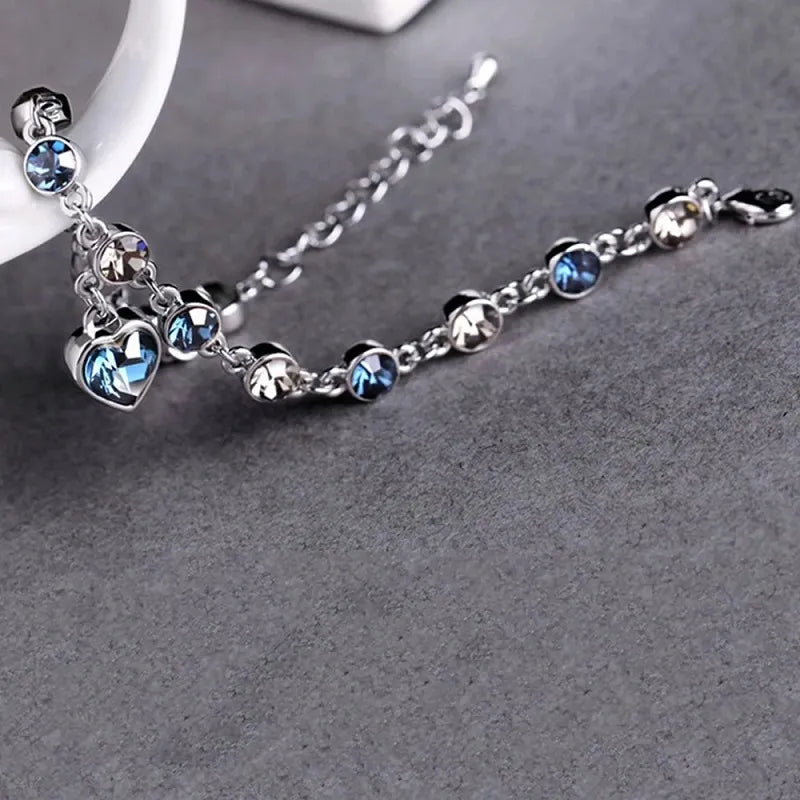 Descubra a Pulseira Encanto do Mar, a joia que une Elegância, Beleza e Estilo em um design exclusivo. Adornada com um Cristal Azul reluzente e banho de Prata refinada, cada detalhe é um toque de Luxo ao seu look. Ideal para Presente, esta Pulseira é o símbolo de Sofisticação e Requinte que toda mulher deseja possuir.