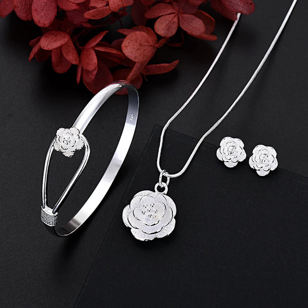 Descubra o encanto do Conjunto de Joias Floral em Prata 925. Perfeito para Casamento e Ocasiões Especiais, este Conjunto Elegante é feito com Prata 925 de alta qualidade. Versátil e Durável, é a escolha ideal para mulheres que buscam Charme e Sofisticação.