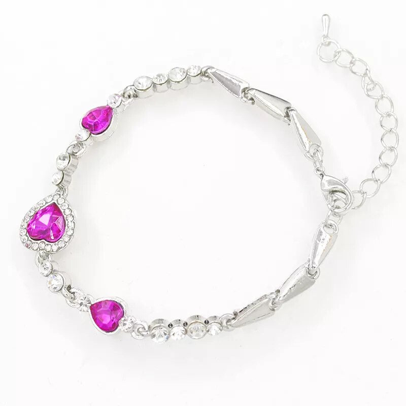 Descubra a Pulseira Encanto do Mar, a joia que une Elegância, Beleza e Estilo em um design exclusivo. Adornada com um Cristal Azul reluzente e banho de Prata refinada, cada detalhe é um toque de Luxo ao seu look. Ideal para Presente, esta Pulseira é o símbolo de Sofisticação e Requinte que toda mulher deseja possuir.