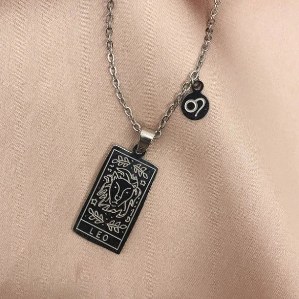 Descubra a elegância celestial com nosso Colar Zodíaco Dourado. Feito de aço inoxidável de alta qualidade, esse colar vintage combina moda e astrologia, perfeito para presentear e expressar seu estilo único. Adorne-se com glamour cósmico, incorporando a tendência da moda astrologia em seu visual diário.