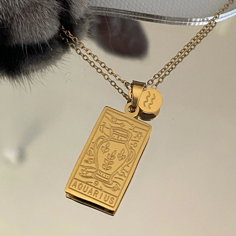 Descubra a elegância celestial com nosso Colar Zodíaco Dourado. Feito de aço inoxidável de alta qualidade, esse acessório vintage combina moda e astrologia, perfeito para presentear e expressar seu estilo único. Adorne-se com glamour cósmico, incorporando a tendência da moda astrologia em seu visual diário.