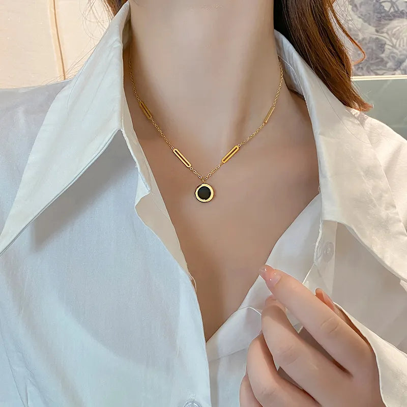 Desperte a elegância com o Colar Elegante da Glamure. Um Acessório Feminino que une estilo clássico e versatilidade. Confeccionado em Aço Inoxidável, esta Joia Versátil oferece durabilidade única. Sinta-se elegante em todas as ocasiões. Descubra o equilíbrio entre moda e durabilidade com o Colar Fashion da Glamure