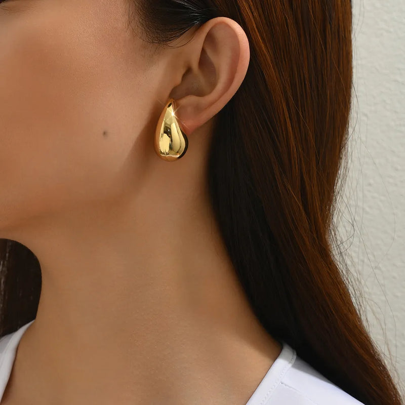 Descubra os Brincos Elegance, perfeitos para adicionar Luxo e Elegância ao seu look. Com design Gota Dourado, esses brincos são ideais para qualquer Festa ou evento Fashion. Estilo único, que combina Glamour e Modernidade, ideal para a mulher Charmosa. Brincos Elegance: a escolha certa para um visual de destaque.