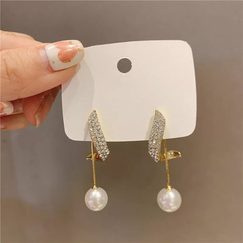 Descubra Brincos de Gota com Pérola e Cristal de alta qualidade e design sofisticado. Elegantes, perfeitos para festas e casamentos. Detalhes em cristal adicionam brilho e requinte. Feitos para mulheres modernas que buscam jóias duráveis e exclusivas. Adorne-se com a beleza intemporal e transforme qualquer look.