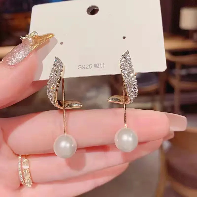 Descubra Brincos de Gota com Pérola e Cristal de alta qualidade e design sofisticado. Elegantes, perfeitos para festas e casamentos. Detalhes em cristal adicionam brilho e requinte. Feitos para mulheres modernas que buscam jóias duráveis e exclusivas. Adorne-se com a beleza intemporal e transforme qualquer look.