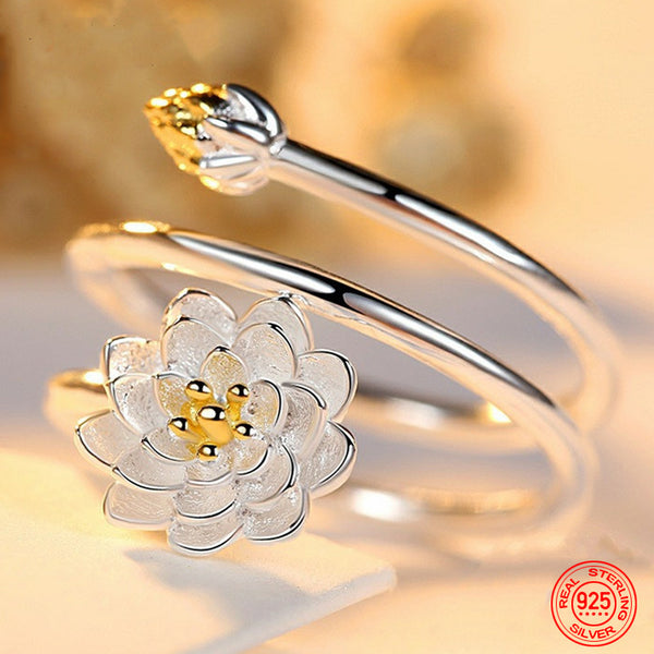 Descubra o encanto do Anel Flor de Lotus em Prata 925. Feito para realçar a sua beleza, este anel ajustável é uma expressão de elegância e estilo. Com design delicado e charmoso, é perfeito para complementar qualquer look, seja casual ou sofisticado. Compre agora e adicione um toque de moda e refinamento ao seu visual!