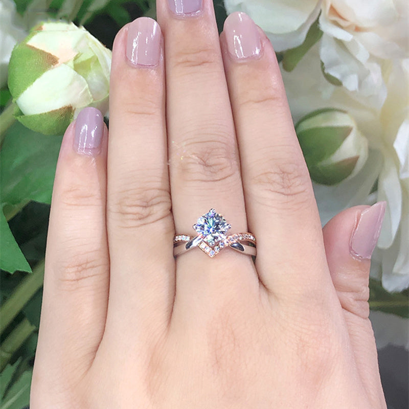 Descubra o luxo incomparável do Anel Rainha Elegante. Um acessório exclusivo de moda feminina, confeccionado em liga de zinco para uma elegância autêntica. Adquira essa peça única e eleve seu estilo com sofisticação e qualidade