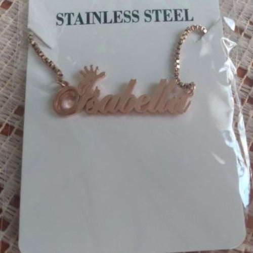 Desfrute da elegância de um Colar Personalizado, a escolha perfeita para quem valoriza exclusividade. Feito em aço inoxidável em ouro, prata e ouro rosé. Cada peça é criada com precisão, apresentando o seu nome com estilo e elegância. É o presente de aniversário perfeito, personalizada para você ou alguém especial. 