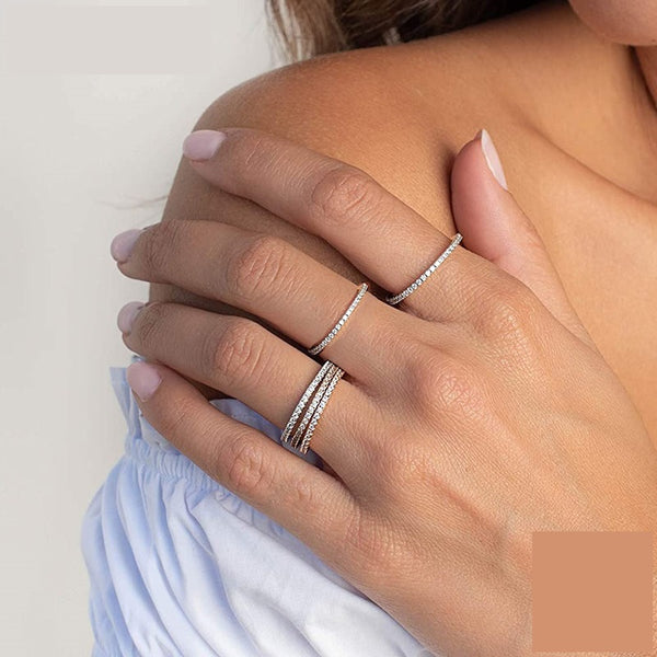 Descubra a elegância do Anel Prata 925 com Zircão. Design minimalista e brilho sem igual. Banhado a Platina, garante durabilidade e resistência. Perfeito para a mulher moderna que busca Joias de Alta Qualidade. O Anel Esterlina é mais que uma joia, é uma afirmação de estilo. Seja a sensação em qualquer evento.